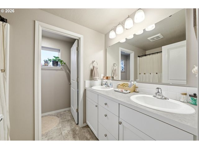 2 GREGORY St, Milton Freewater, OR 97862