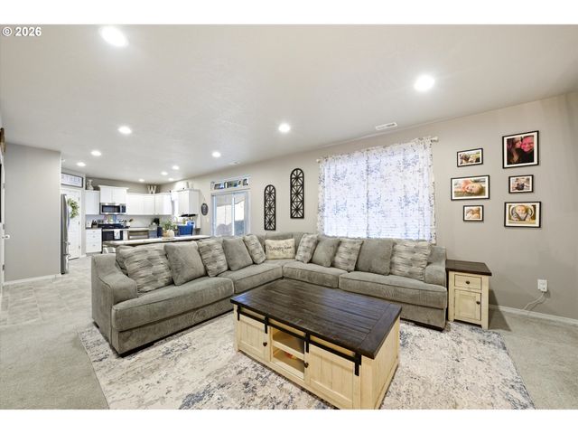 2 GREGORY St, Milton Freewater, OR 97862