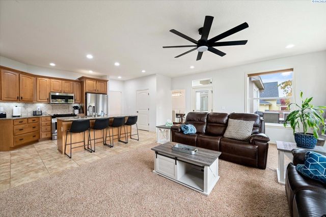 586 Lodi Loop, Richland, WA 99352