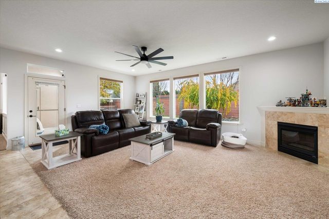 586 Lodi Loop, Richland, WA 99352