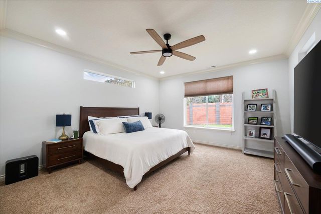 586 Lodi Loop, Richland, WA 99352