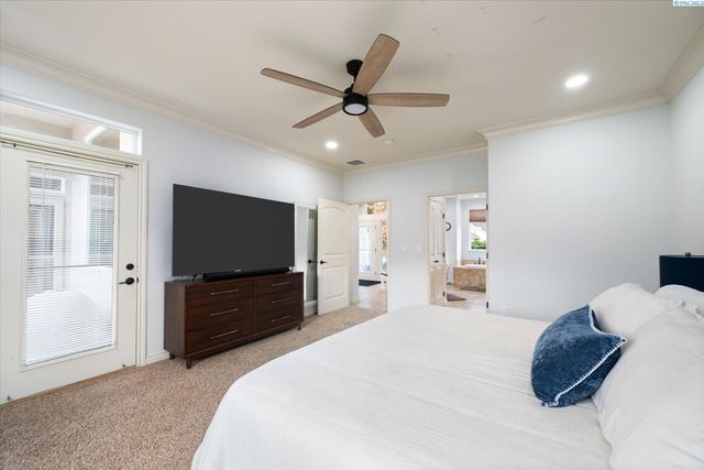 586 Lodi Loop, Richland, WA 99352