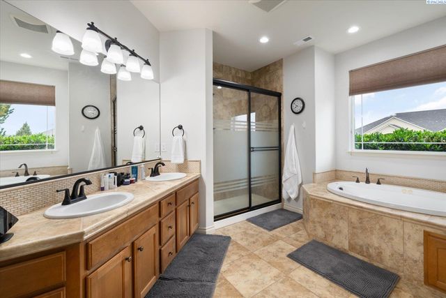 586 Lodi Loop, Richland, WA 99352