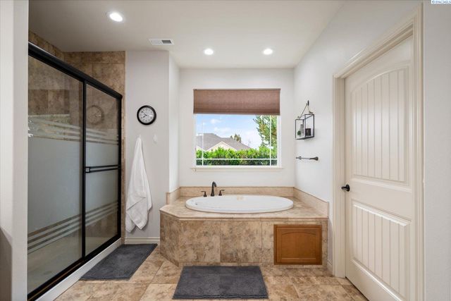 586 Lodi Loop, Richland, WA 99352