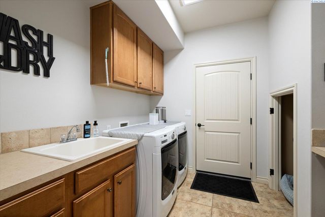 586 Lodi Loop, Richland, WA 99352