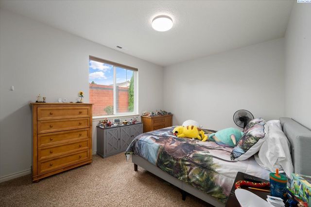 586 Lodi Loop, Richland, WA 99352