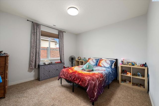 586 Lodi Loop, Richland, WA 99352