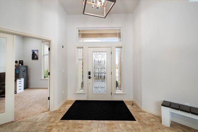 586 Lodi Loop, Richland, WA 99352