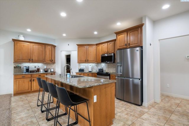 586 Lodi Loop, Richland, WA 99352