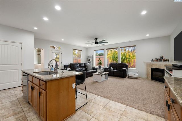 586 Lodi Loop, Richland, WA 99352