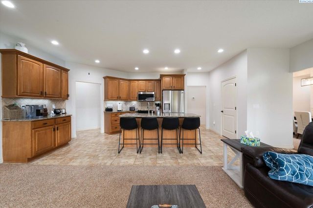 586 Lodi Loop, Richland, WA 99352