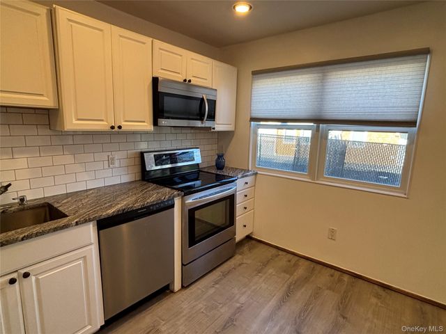 40 Canoe Place Road 4, Hampton Bays, NY 11946