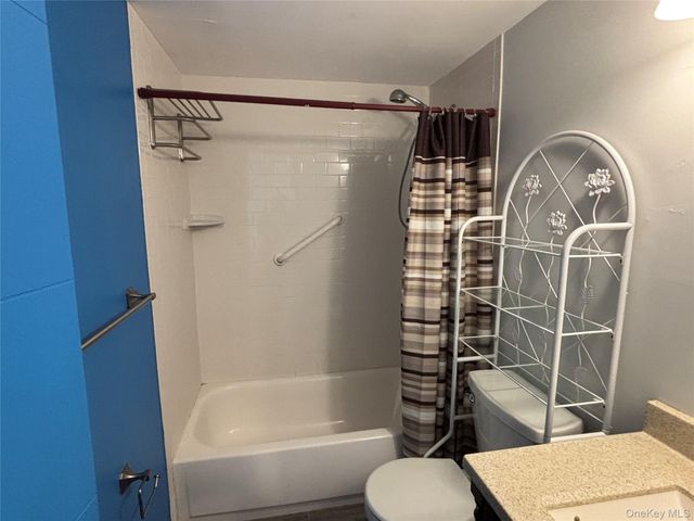 40 Canoe Place Road 4, Hampton Bays, NY 11946