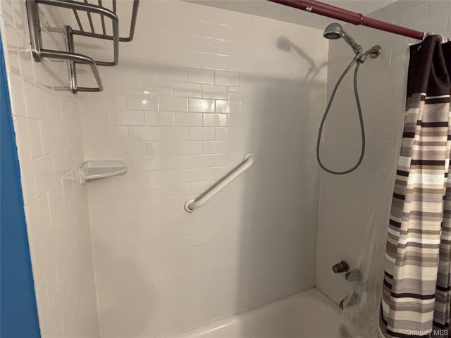 40 Canoe Place Road 4, Hampton Bays, NY 11946