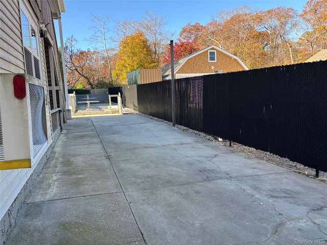 40 Canoe Place Road 4, Hampton Bays, NY 11946