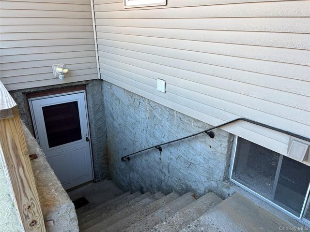 40 Canoe Place Road 4, Hampton Bays, NY 11946