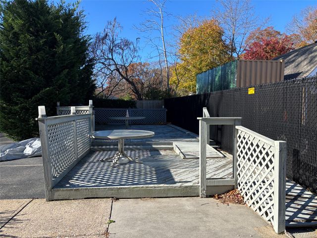 40 Canoe Place Road 4, Hampton Bays, NY 11946