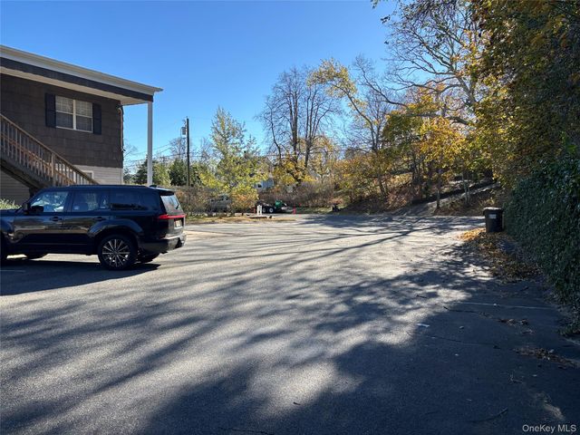 40 Canoe Place Road 4, Hampton Bays, NY 11946