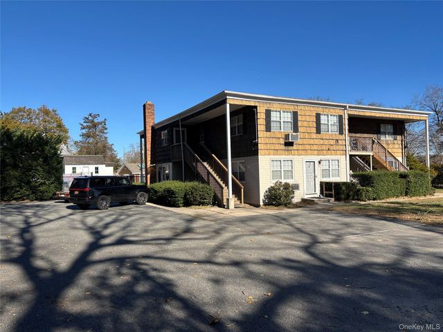 40 Canoe Place Road 4, Hampton Bays, NY 11946