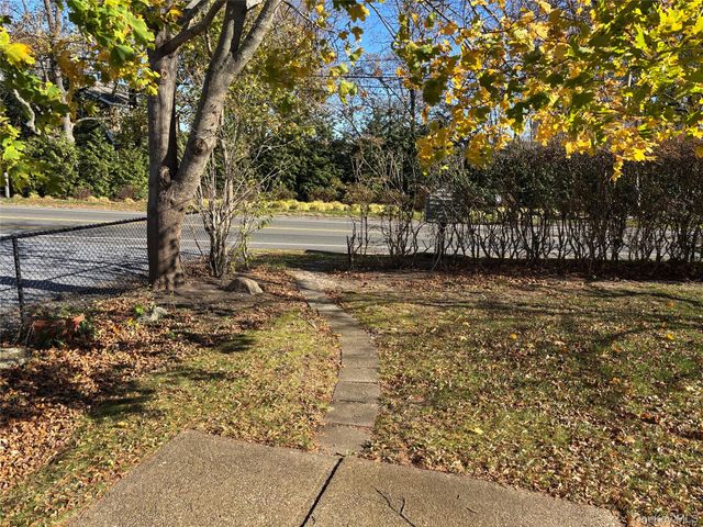 40 Canoe Place Road 4, Hampton Bays, NY 11946