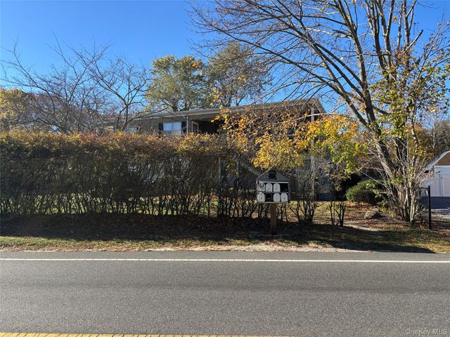 40 Canoe Place Road 4, Hampton Bays, NY 11946