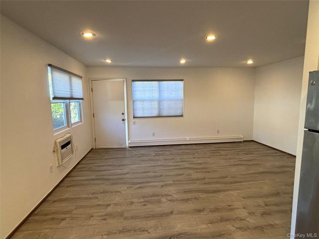 40 Canoe Place Road 4, Hampton Bays, NY 11946