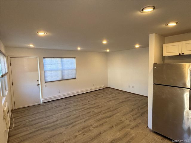 40 Canoe Place Road 4, Hampton Bays, NY 11946