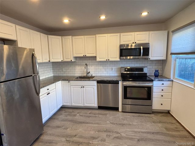 40 Canoe Place Road 4, Hampton Bays, NY 11946