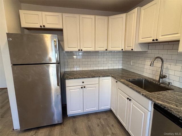 40 Canoe Place Road 4, Hampton Bays, NY 11946