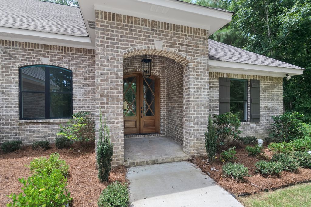 157 Courtland Dr., Hattiesburg, MS 39402