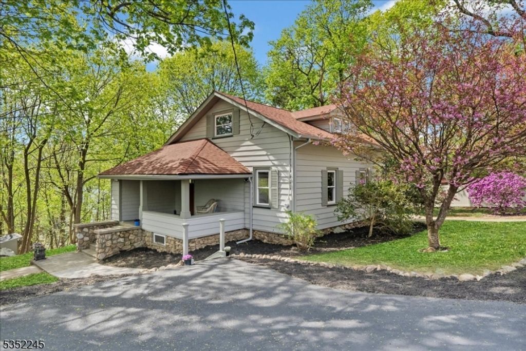 21 Highland Ave, Stanhope Boro, NJ 07874