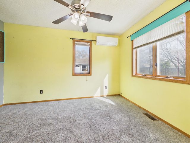 4 Louis Dr, Mulvane, KS 67110