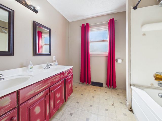 4 Louis Dr, Mulvane, KS 67110