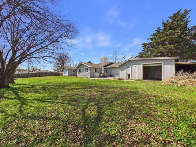 4 Louis Dr, Mulvane, KS 67110