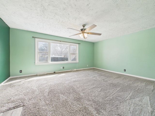 4 Louis Dr, Mulvane, KS 67110