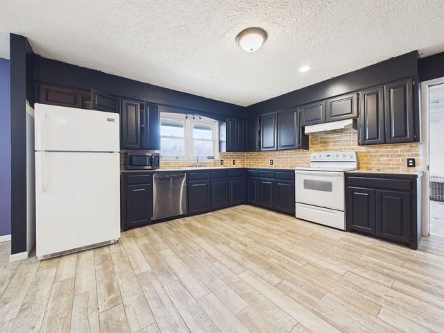 4 Louis Dr, Mulvane, KS 67110