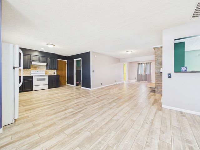 4 Louis Dr, Mulvane, KS 67110