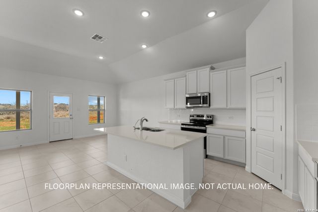 101 Pecos Way, Floresville, TX 78114