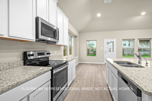 101 Pecos Way, Floresville, TX 78114