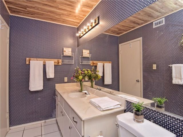 910 Duncan LN 2, Austin, TX 78705