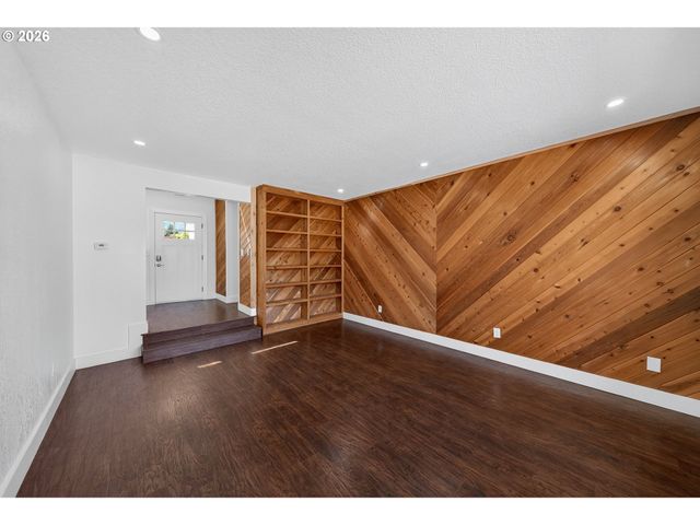 1676 Nw YOUNGWOOD Ct, Roseburg, OR 97471