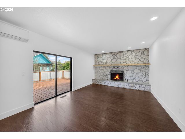 1676 Nw YOUNGWOOD Ct, Roseburg, OR 97471