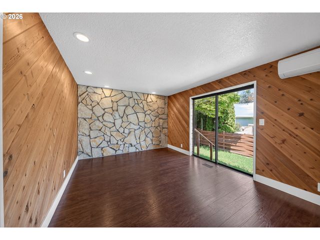1676 Nw YOUNGWOOD Ct, Roseburg, OR 97471