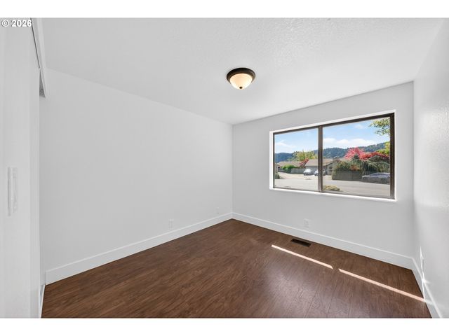1676 Nw YOUNGWOOD Ct, Roseburg, OR 97471