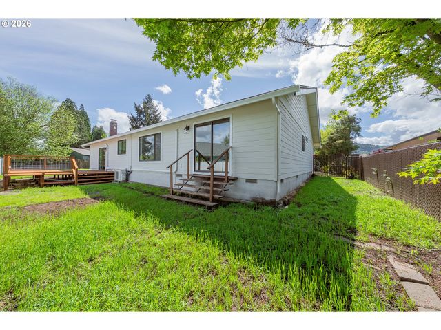 1676 Nw YOUNGWOOD Ct, Roseburg, OR 97471