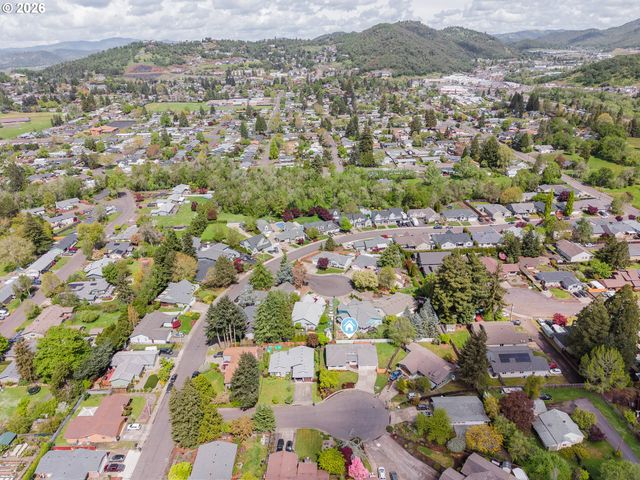 1676 Nw YOUNGWOOD Ct, Roseburg, OR 97471
