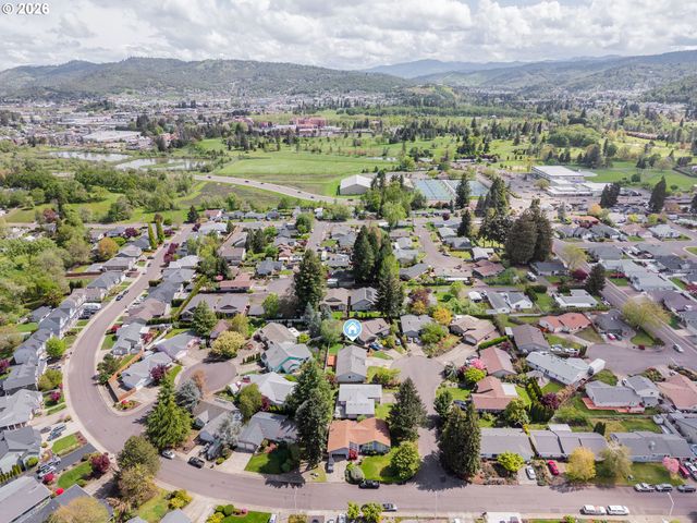 1676 Nw YOUNGWOOD Ct, Roseburg, OR 97471