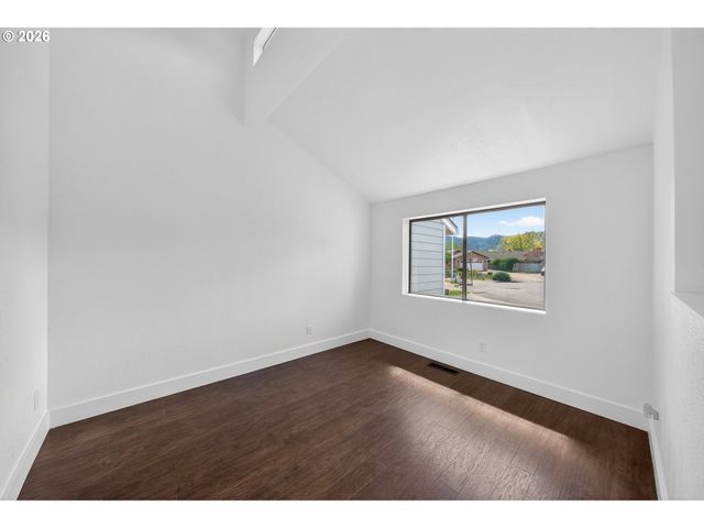 1676 Nw YOUNGWOOD Ct, Roseburg, OR 97471