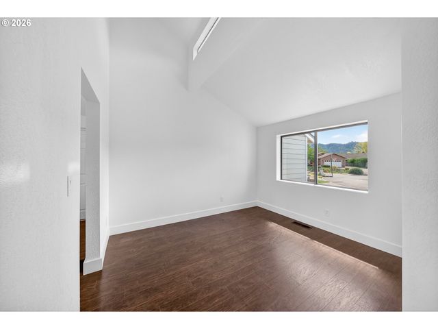 1676 Nw YOUNGWOOD Ct, Roseburg, OR 97471