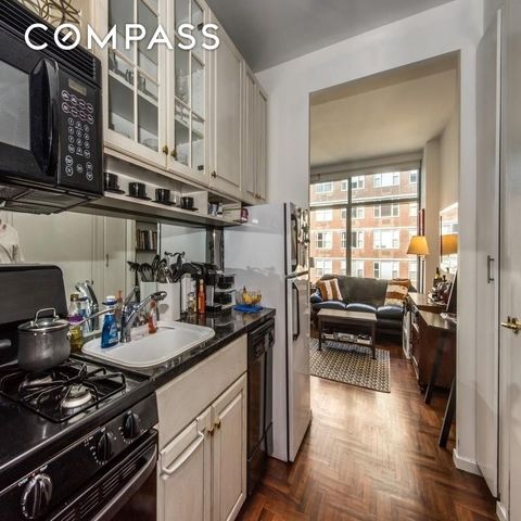 250 E 54th St Apt 22B, New York City, NY 10022